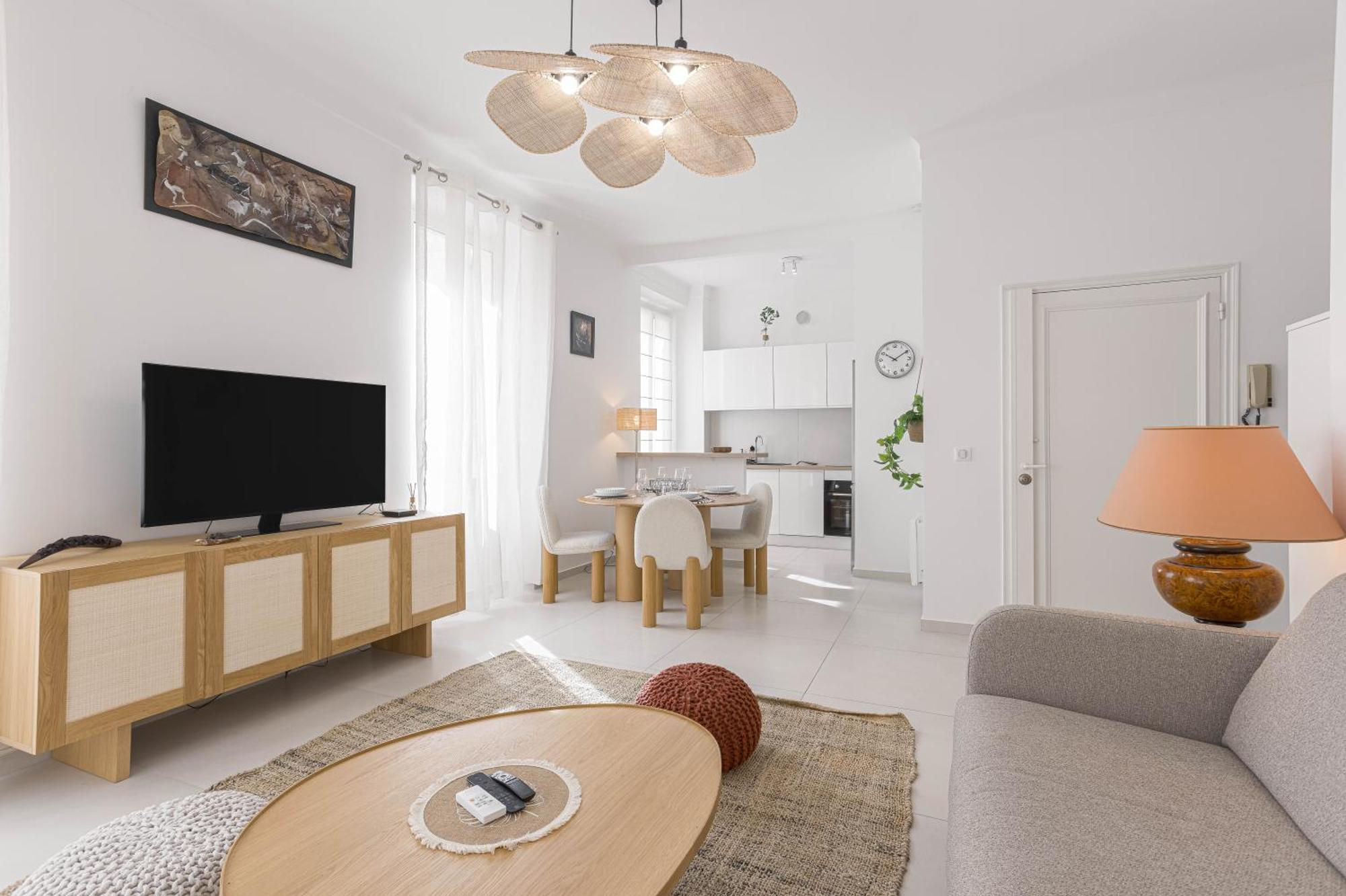 Josi - 2 Chambres, Central, 10mn Du Palais&plages, Neuf, Clim